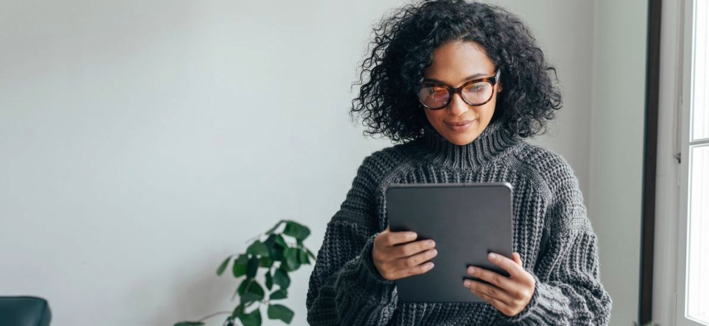 photo with woman on tablet